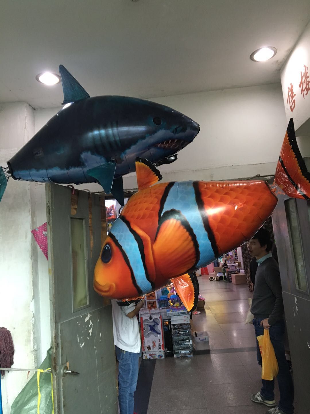 Remote-controlled shark toys, flying fish, suspended clownfish, remote-controlled fish that can fly, electric flying balloons, proposal and wedding celebration Specification drawing