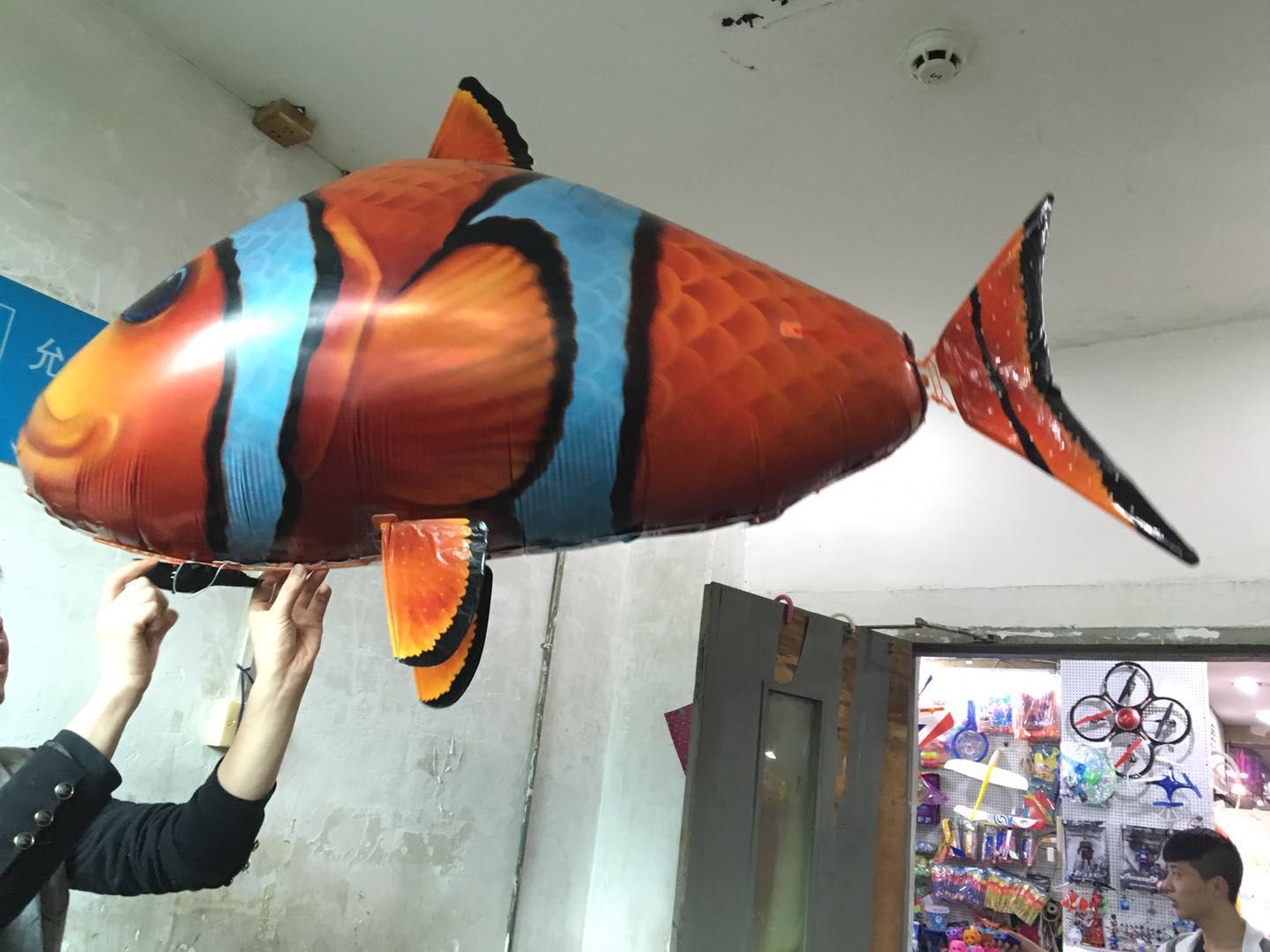 Remote-controlled shark toys, flying fish, suspended clownfish, remote-controlled fish that can fly, electric flying balloons, proposal and wedding celebration full figure