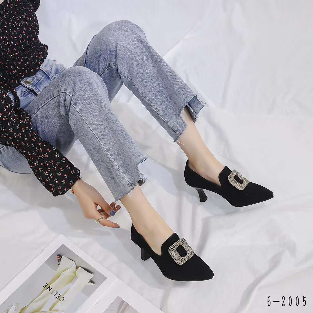 Medium-heeled leather shoes thumbnail