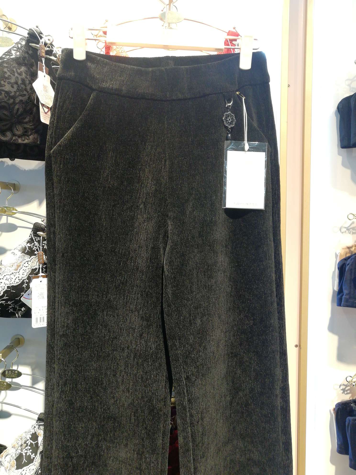 Black thickened detail image 1