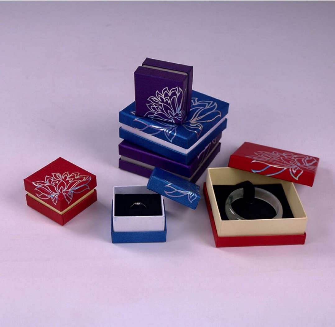 烫莲花中墙盒，有戒指，吊坠，手镯