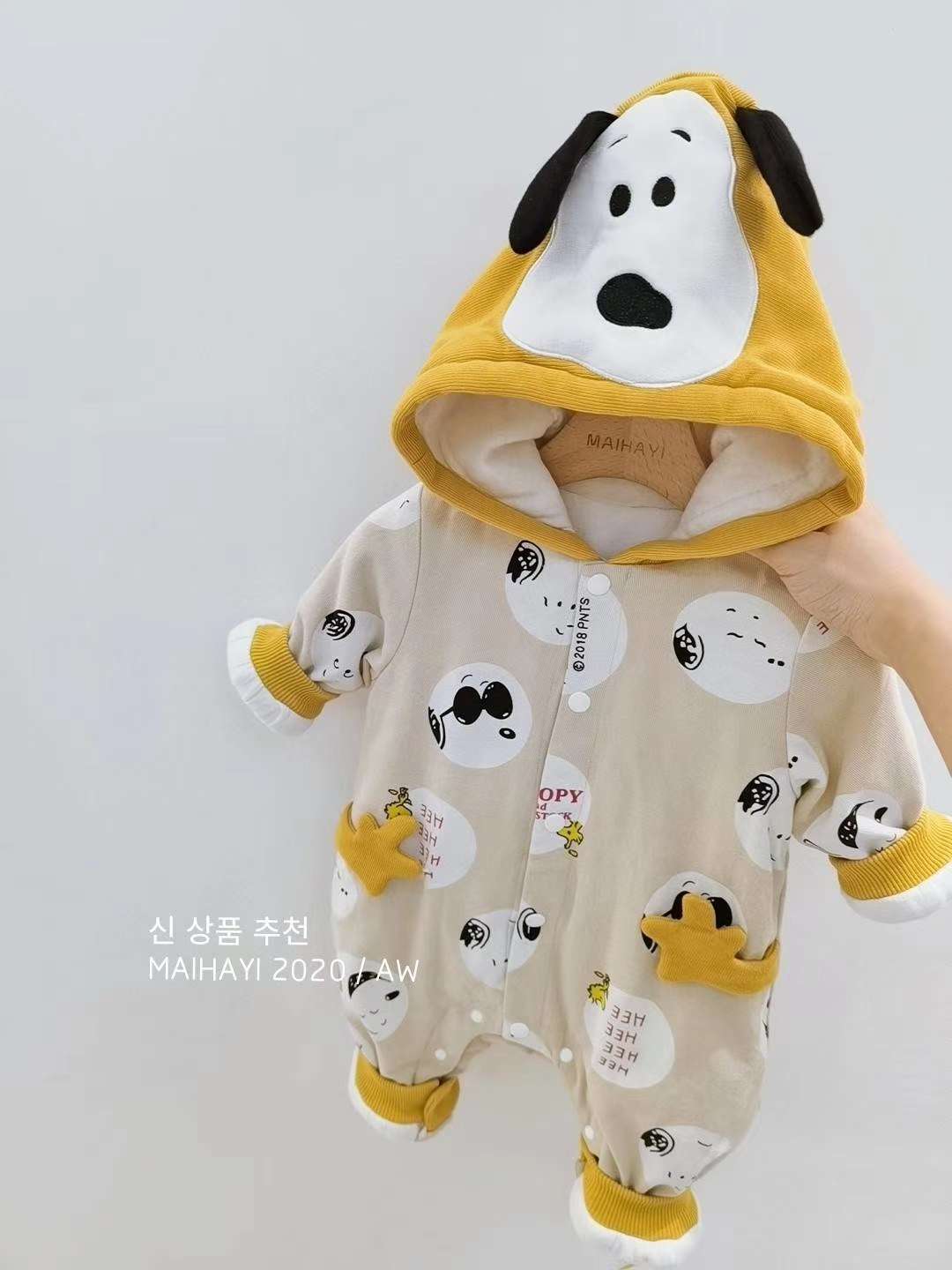Ziyin's dog is wearing a coat details Picture