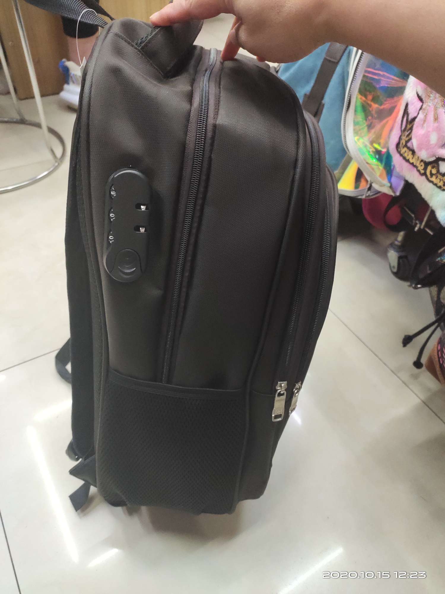 儿童休闲双肩包实物图