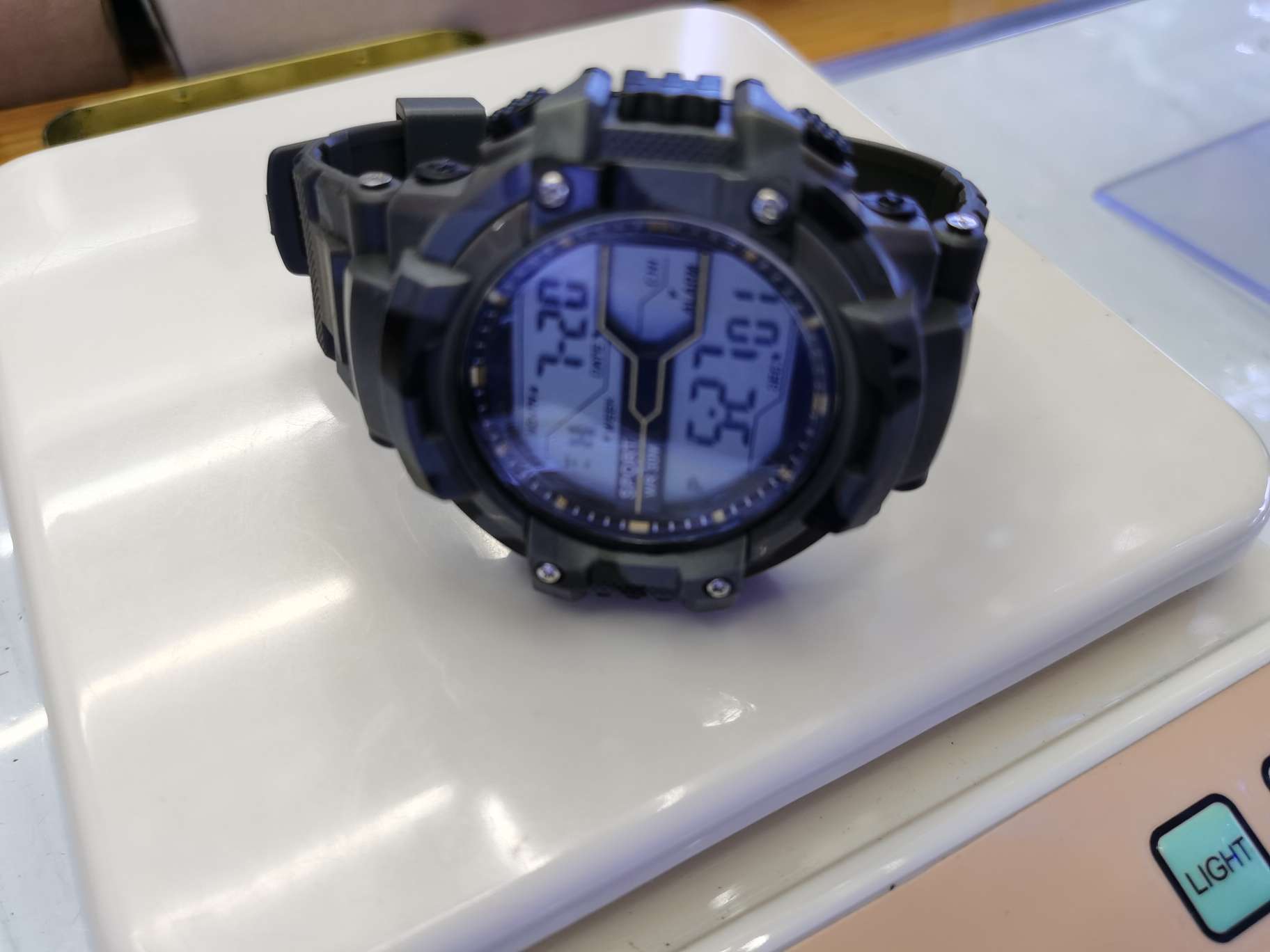 Waterproof sports watch detail image 2