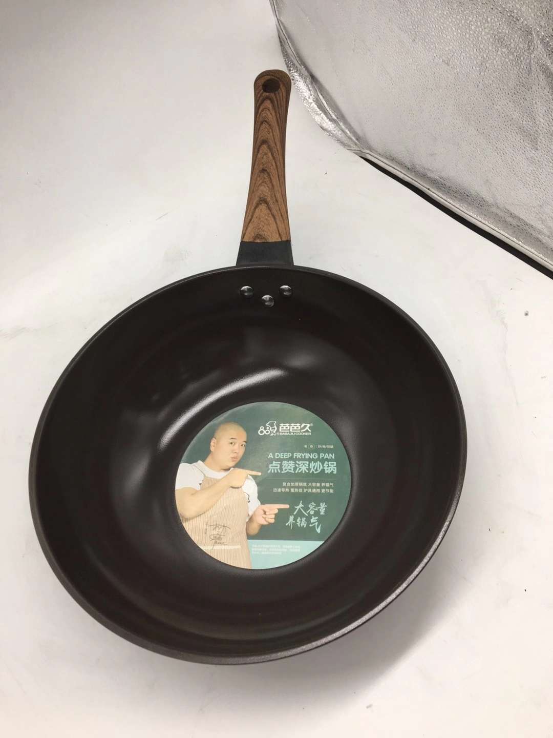 A 26 cm smoke-free and non-stick frying pan Specification image