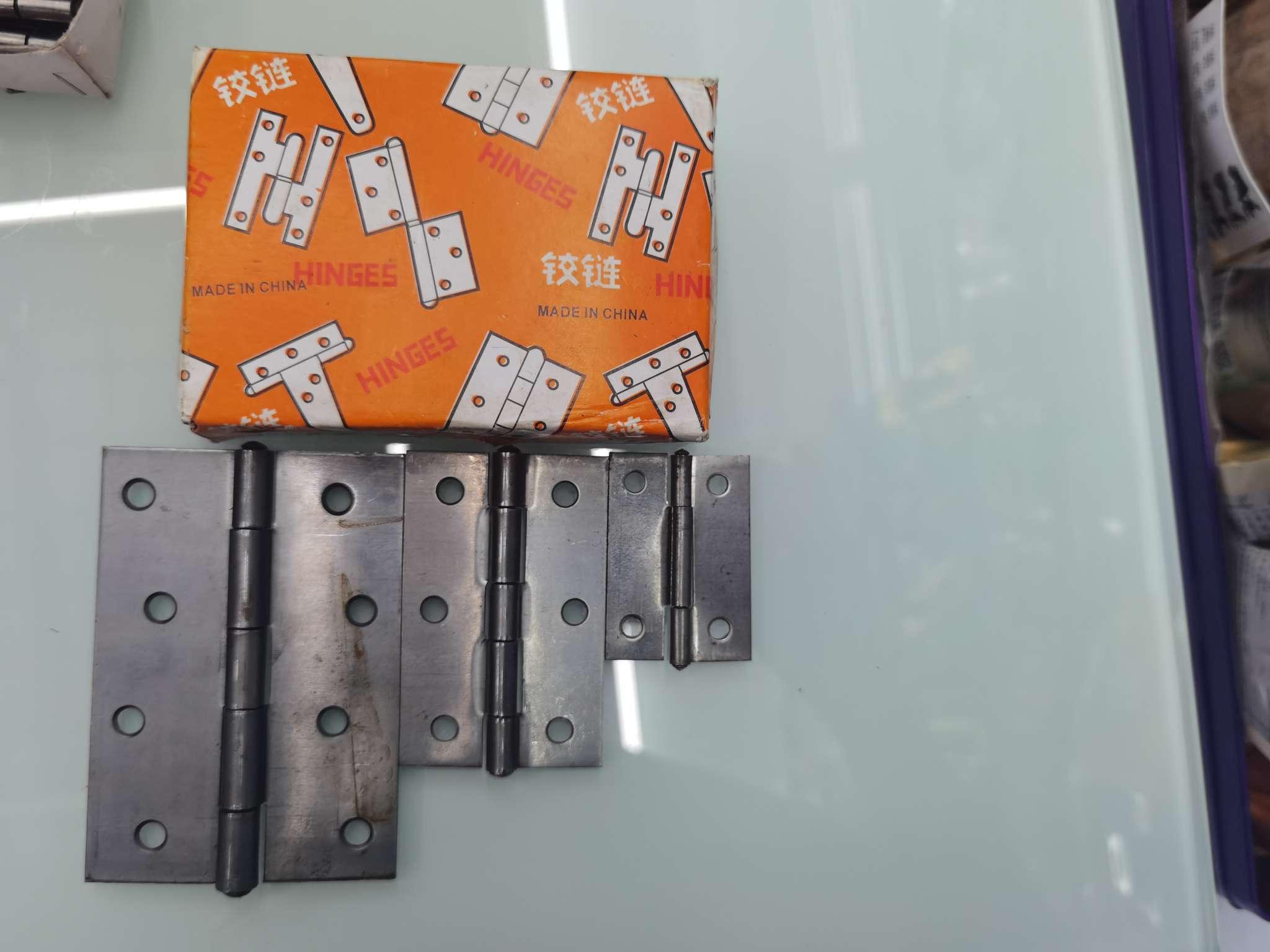 Thin hinge