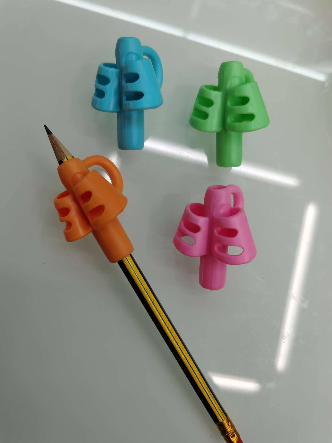 Bestsellers of pen grips, children's silicone pen grips, three-finger pen grips details Picture