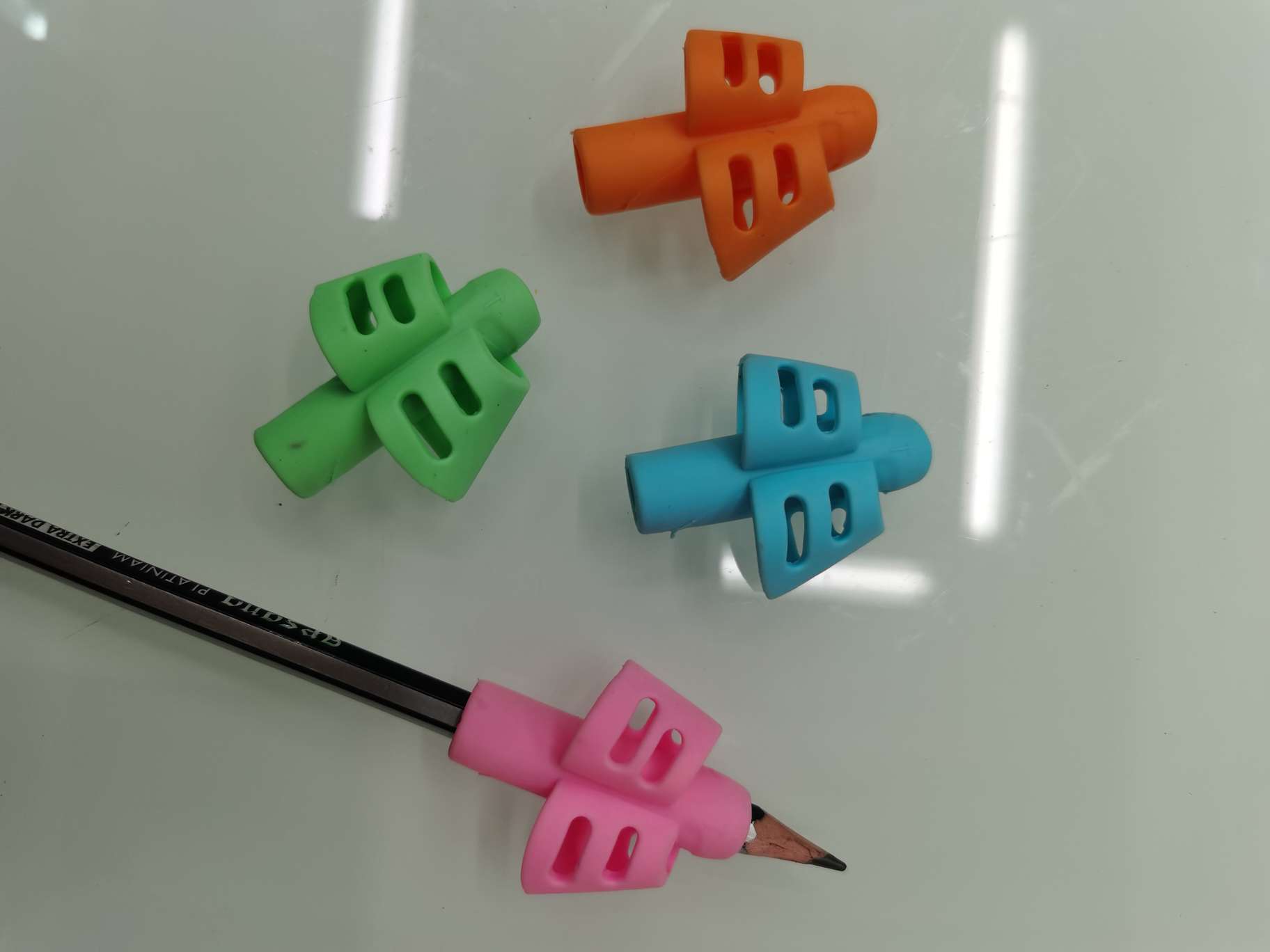Children's silicone pen grip detail image 2