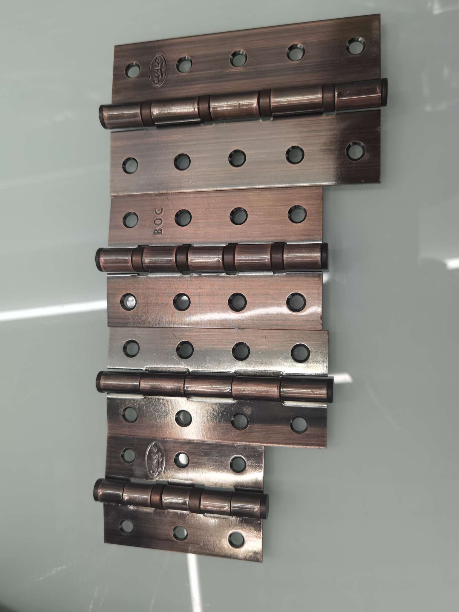 Straight hole hinge