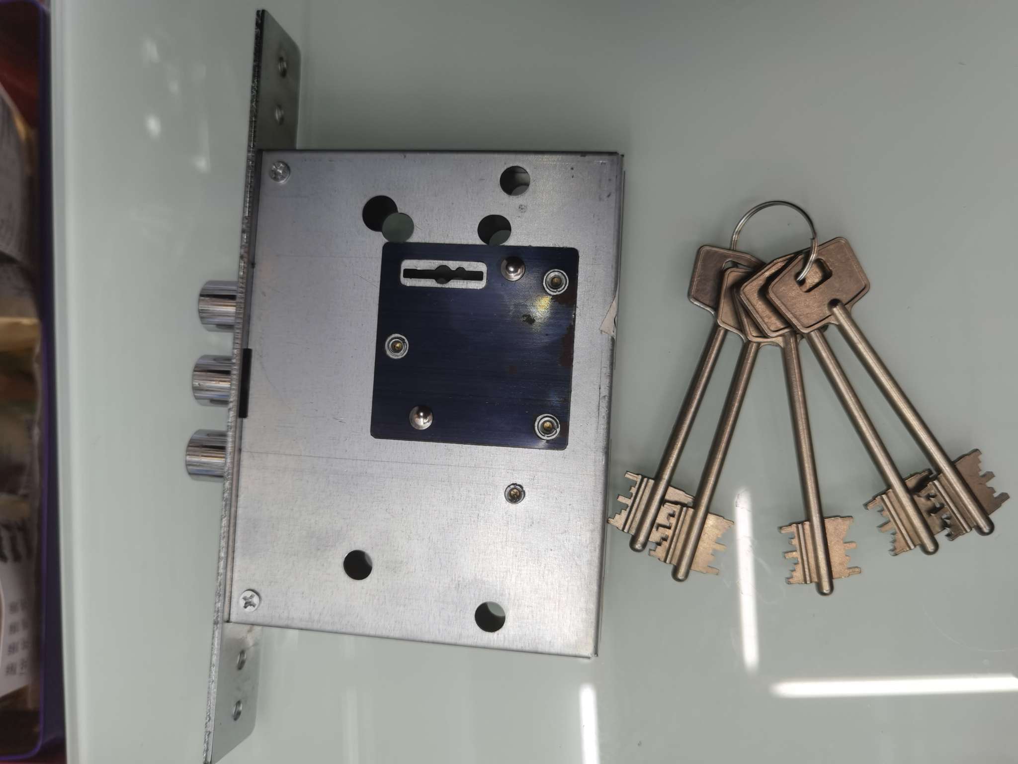 Blade lock body