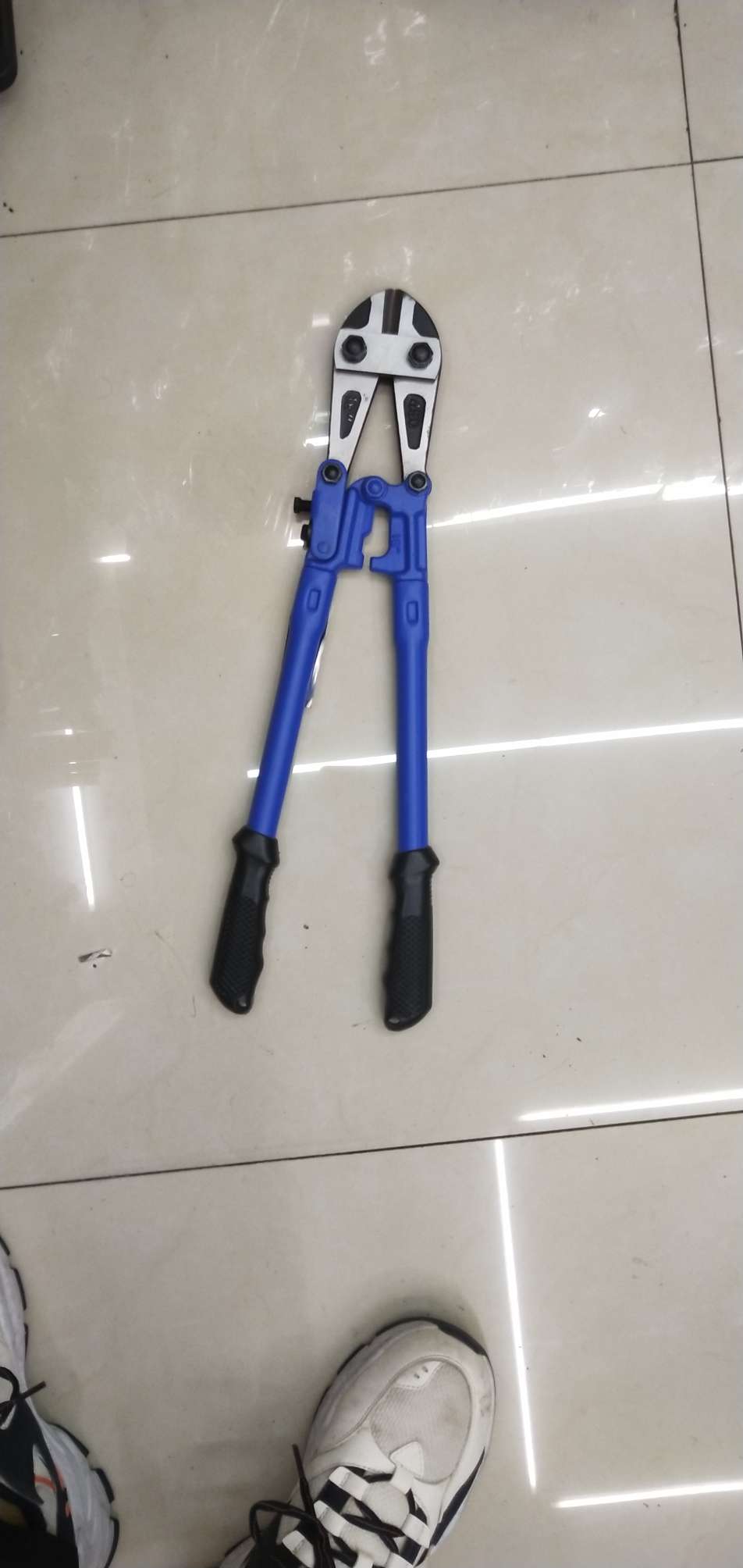 Bolt Cutter Application Scenario