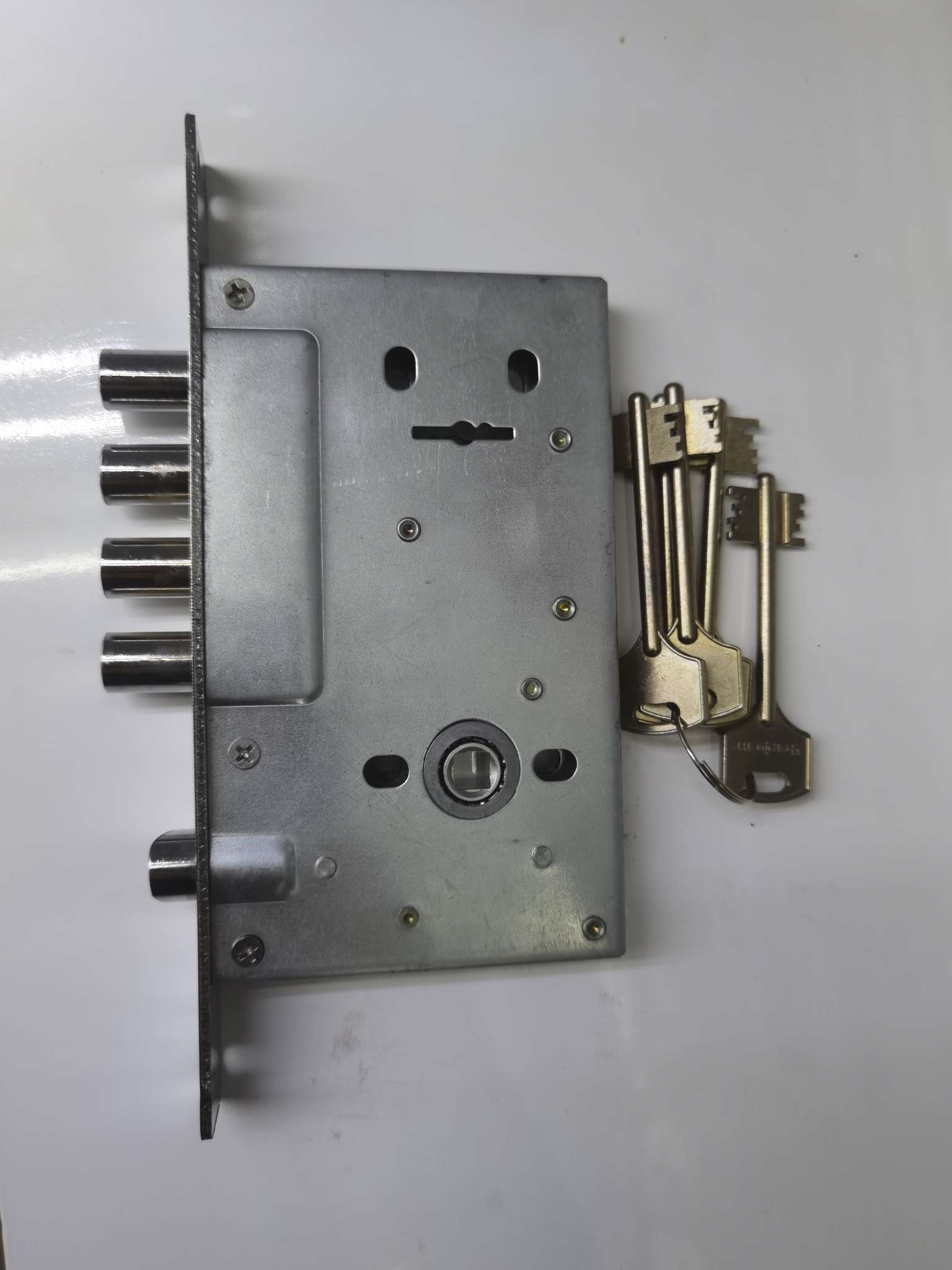 Cylindrical lock body