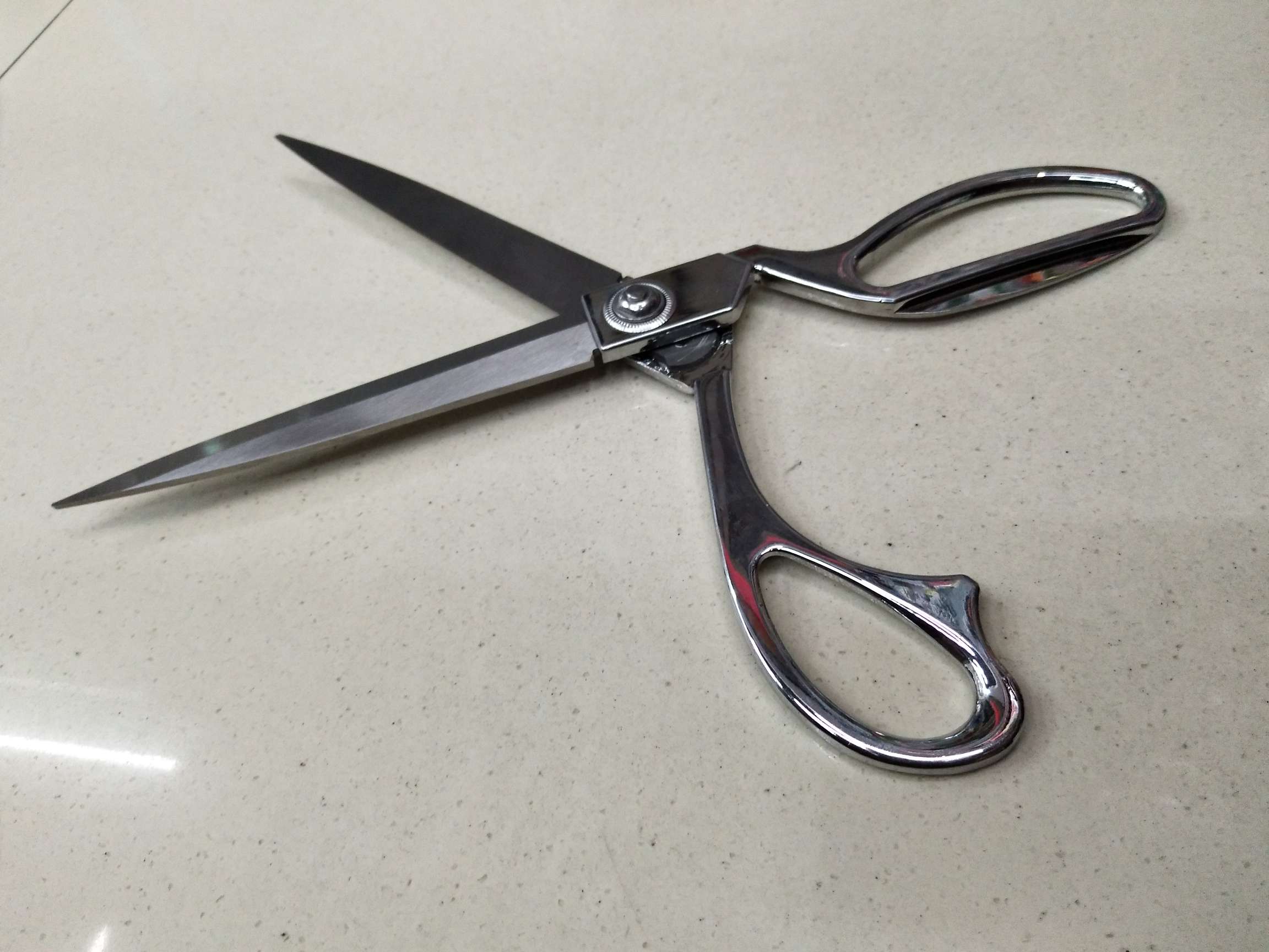 Scissors 2: Length 26.5cm, width 7 cm. Packed in individual color boxes, 96 pieces per box, with a volume of 0.80 cubic meters. Specification drawing