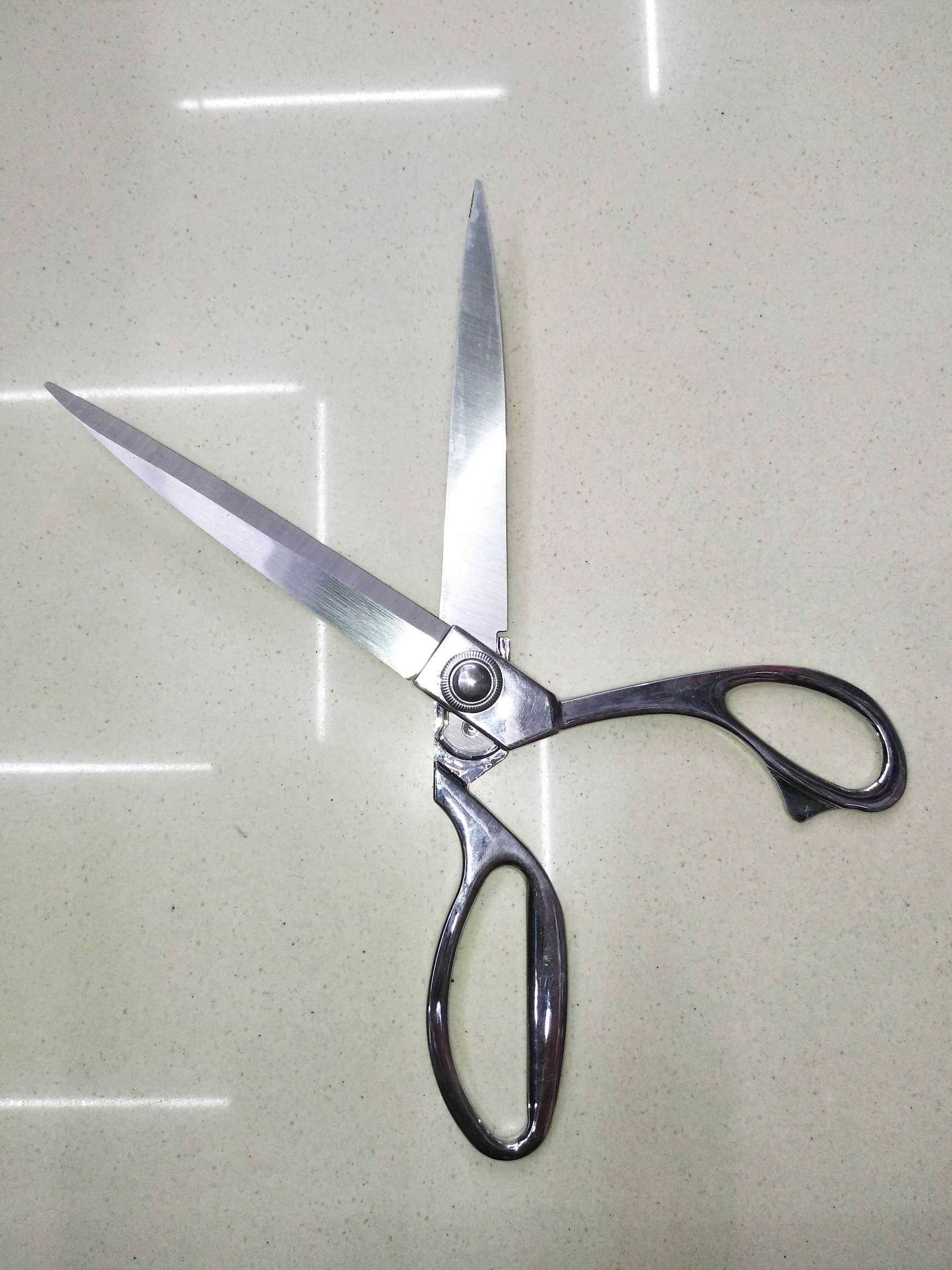 Scissors 2: Length 26.5cm, width 7 cm. Packed in individual color boxes, 96 pieces per box, with a volume of 0.80 cubic meters. Application Scenario