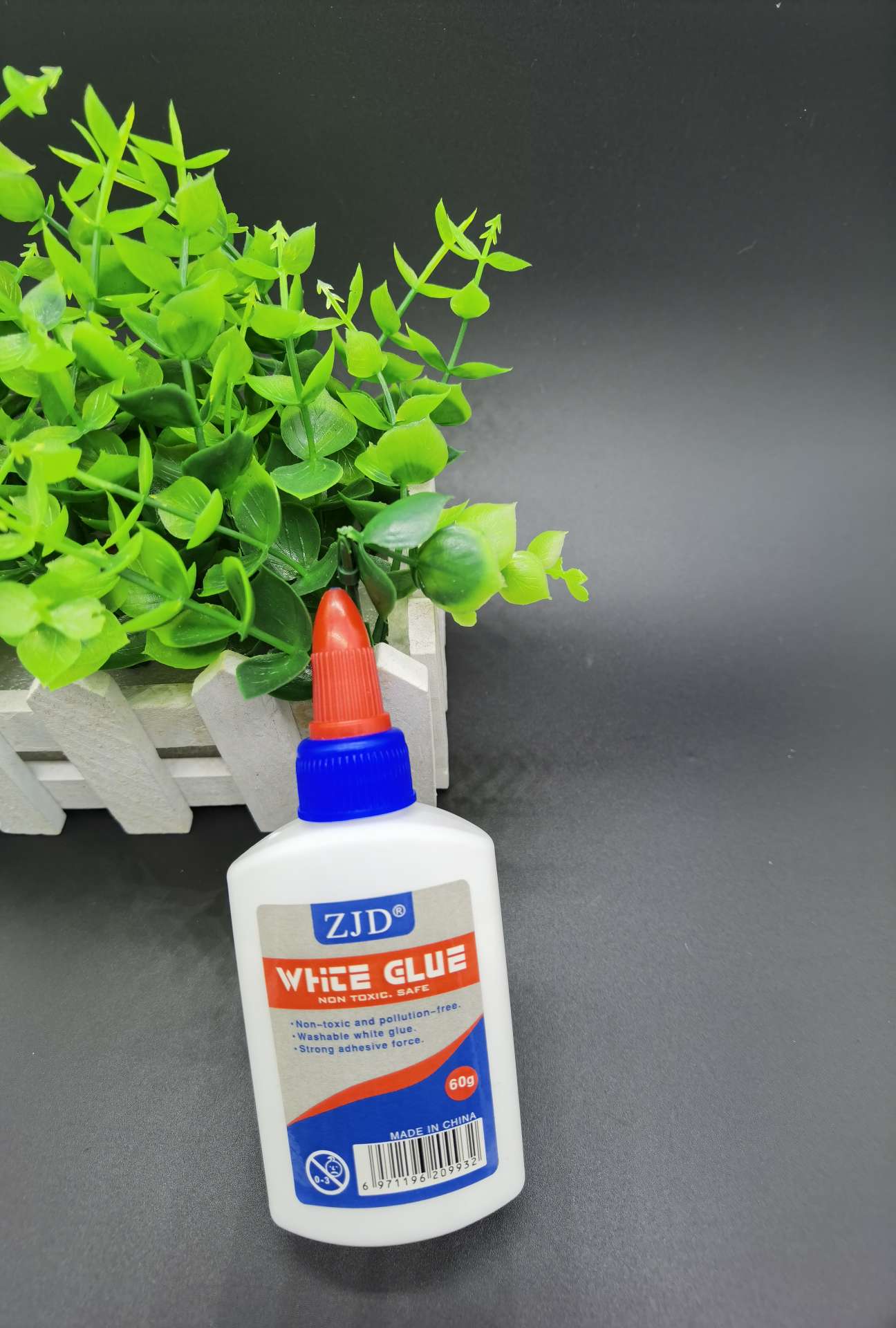 固体胶、胶水实物图