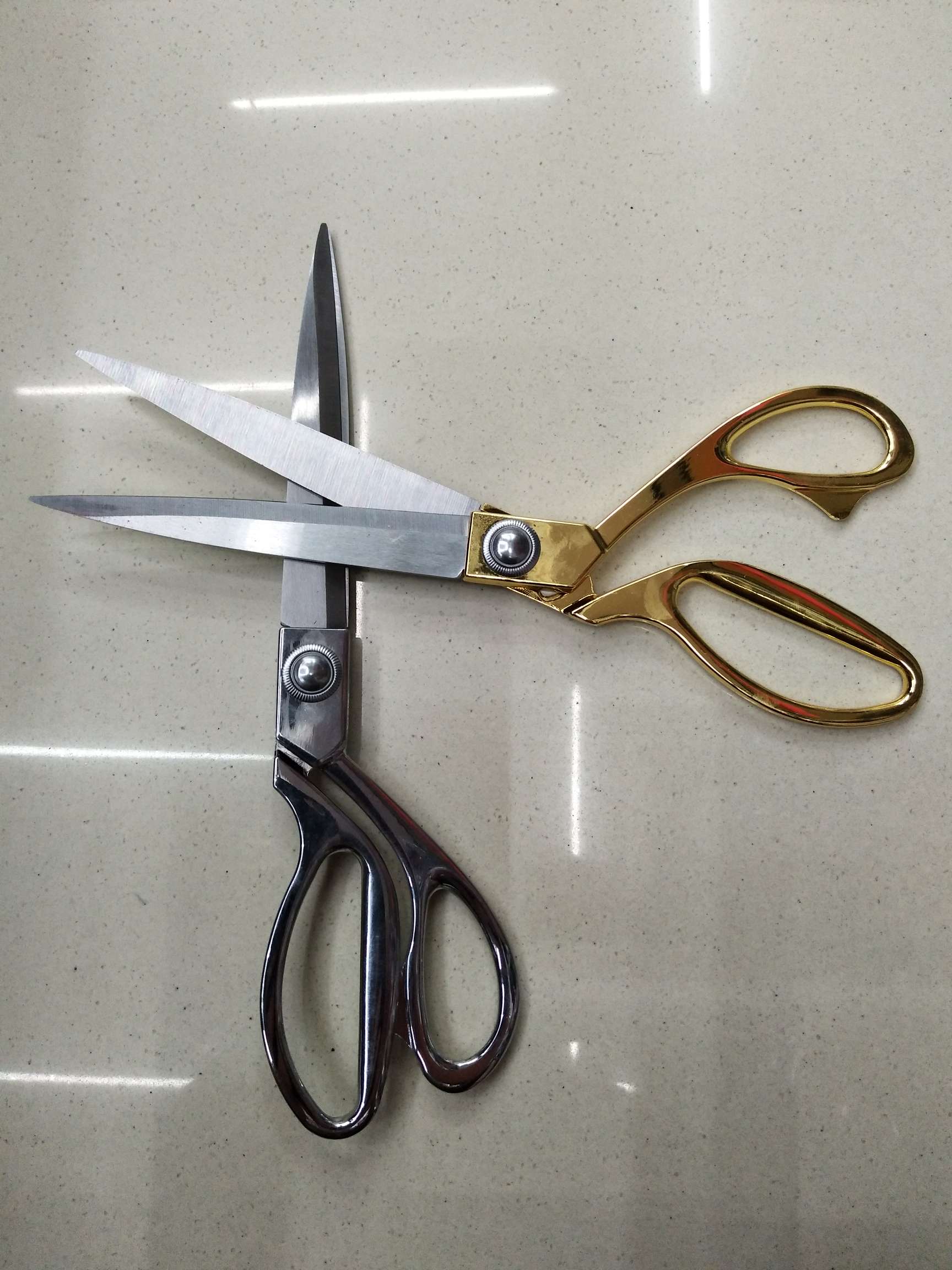 Scissors 2: Length 26.5cm, width 7 cm. Packed in individual color boxes, 96 pieces per box, with a volume of 0.80 cubic meters. Item Picture