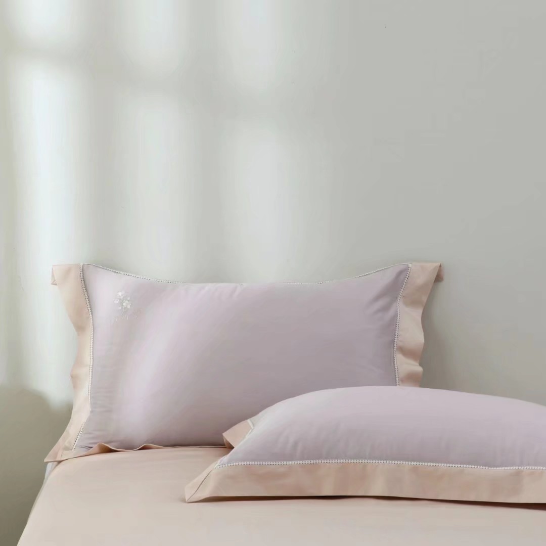 Yiwu quality products: Frosted four-piece set, soybean winter quilt, four-season quilt, Silk quilt, long-staple cotton, modern simple luxury style, American style, modern simple fashion style home textile four-piece set, quilt, bedding, Nordic fashion style winter quilt detail image 4