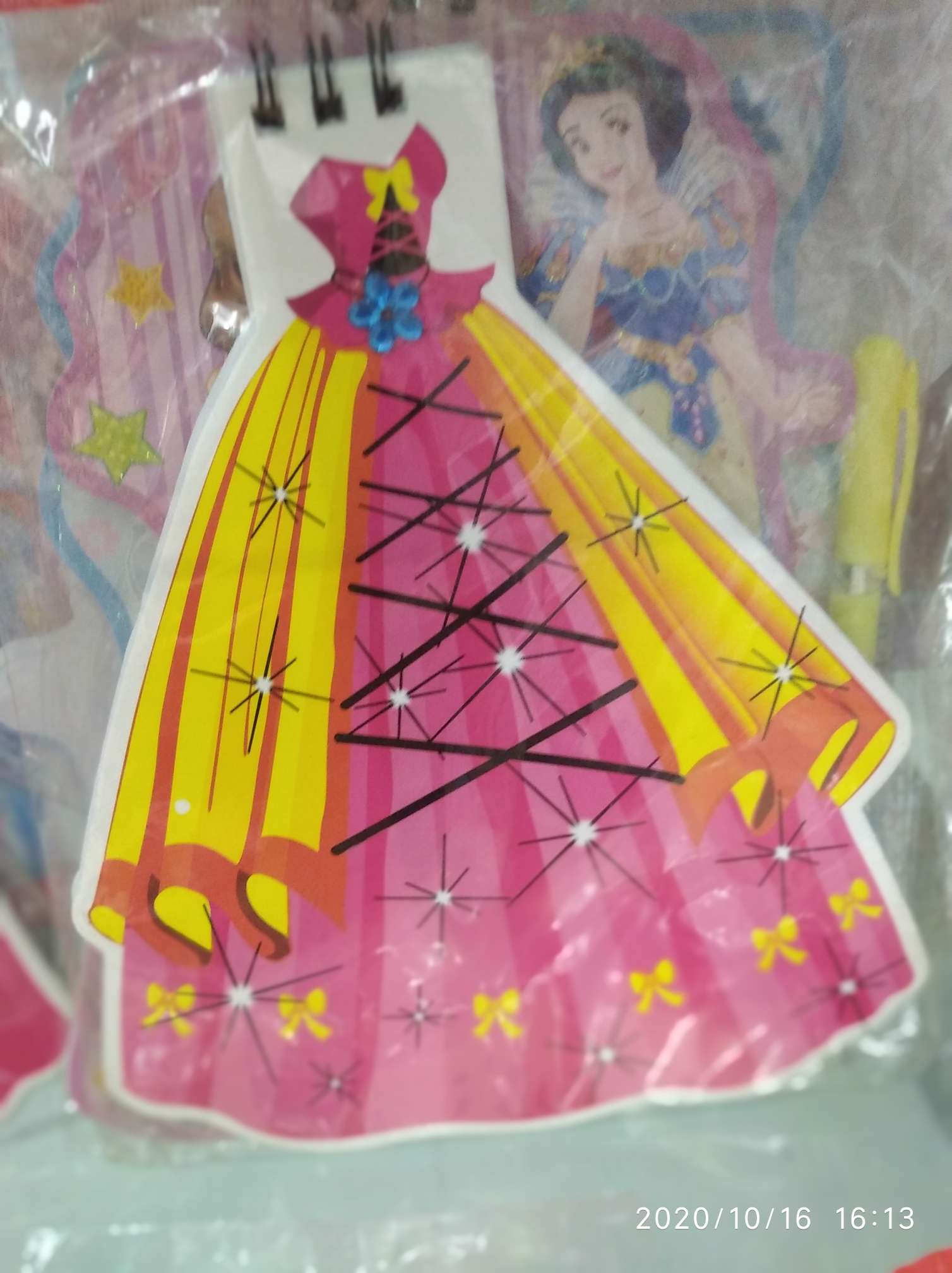 公主👸🏻👸🏻👸🏻👸🏻裙子本子。造型本。小女孩的最爱