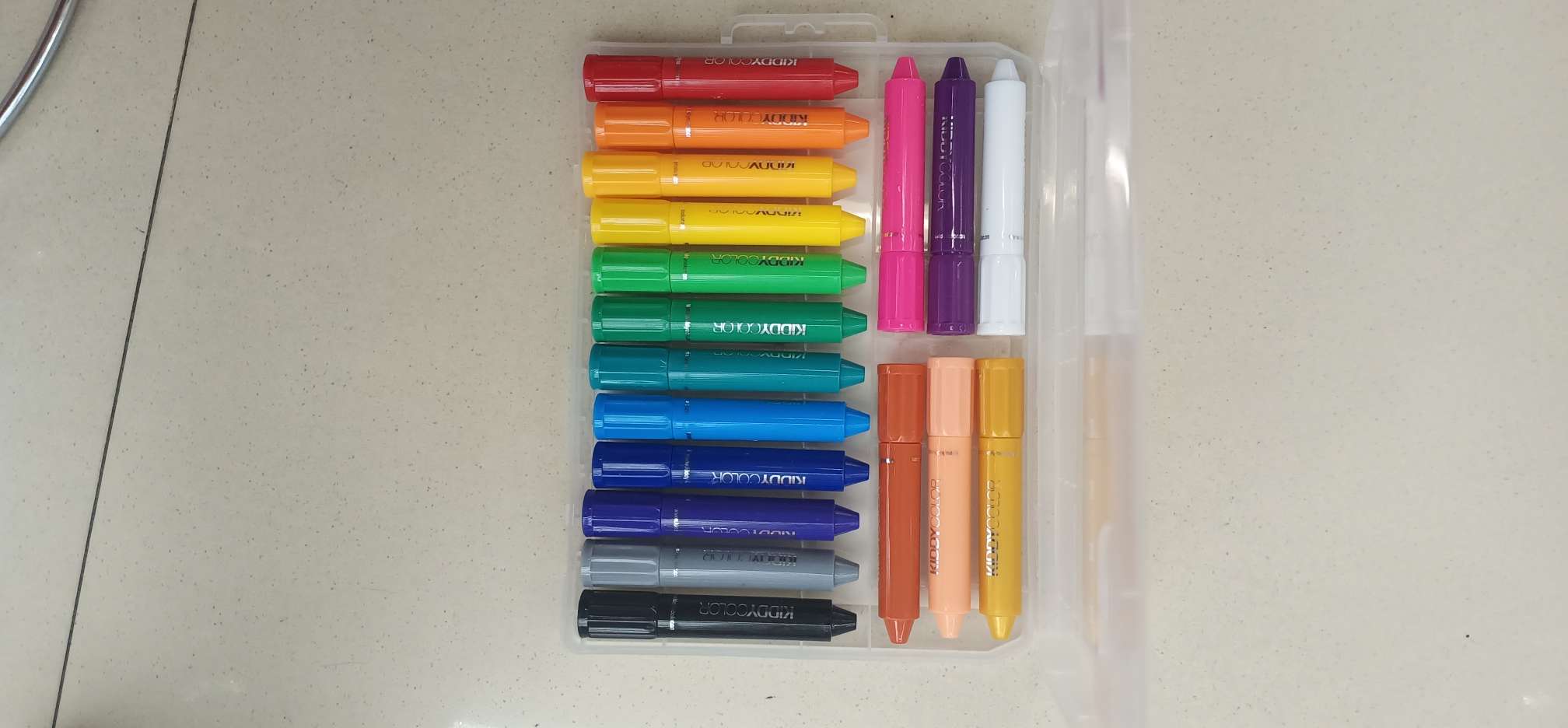 蜡笔丝滑，蜡笔18色，大容量炫彩。产品图