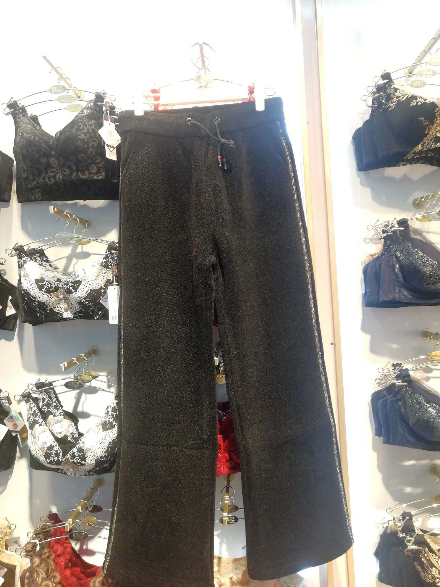 Thickened black details Picture