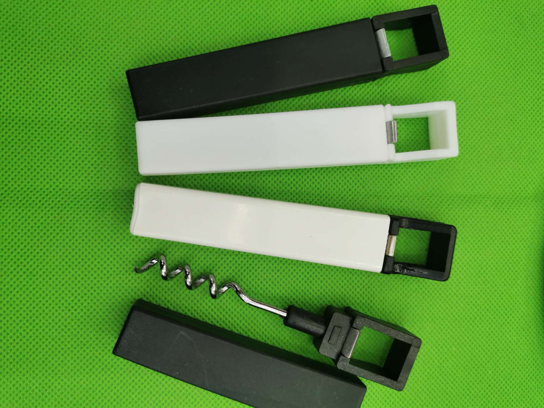 本店新款笔状形红酒开瓶器，款式漂亮，可以各种众多礼品赠送品，款式众多，欢迎新老客户来店下单或线上与线下下单都可以。