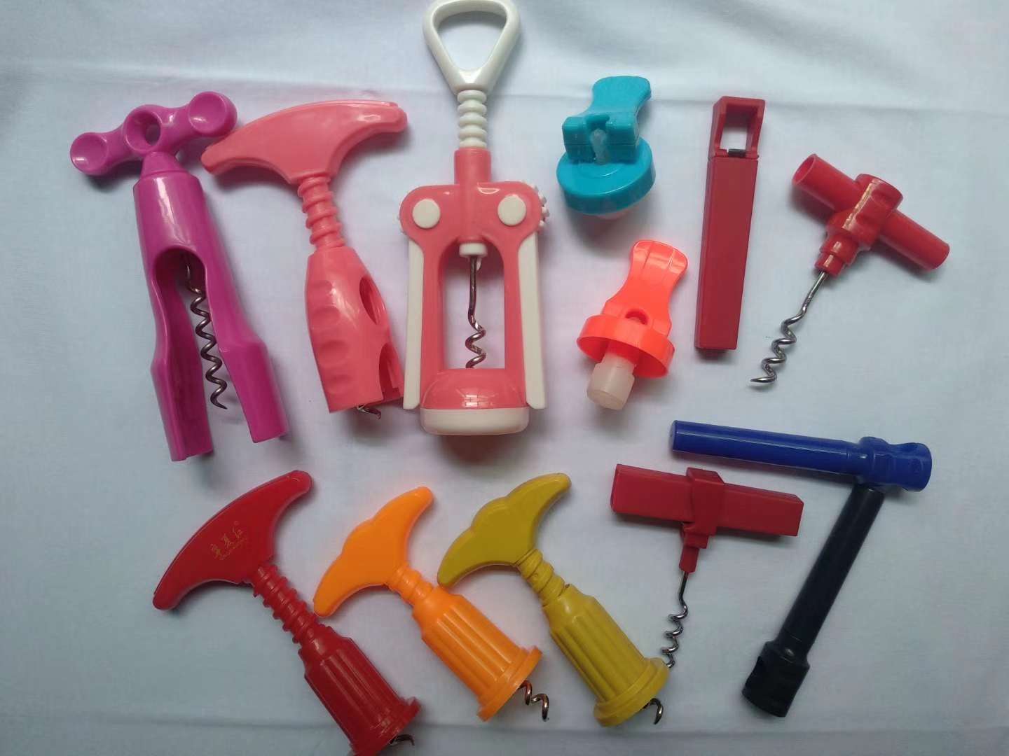 本店新款开瓶器马口铁开瓶器，款式漂亮，可以各种众多礼品赠送品，款式众多，欢迎新老客户来店下单或线上与线下下单都可以。详情图4