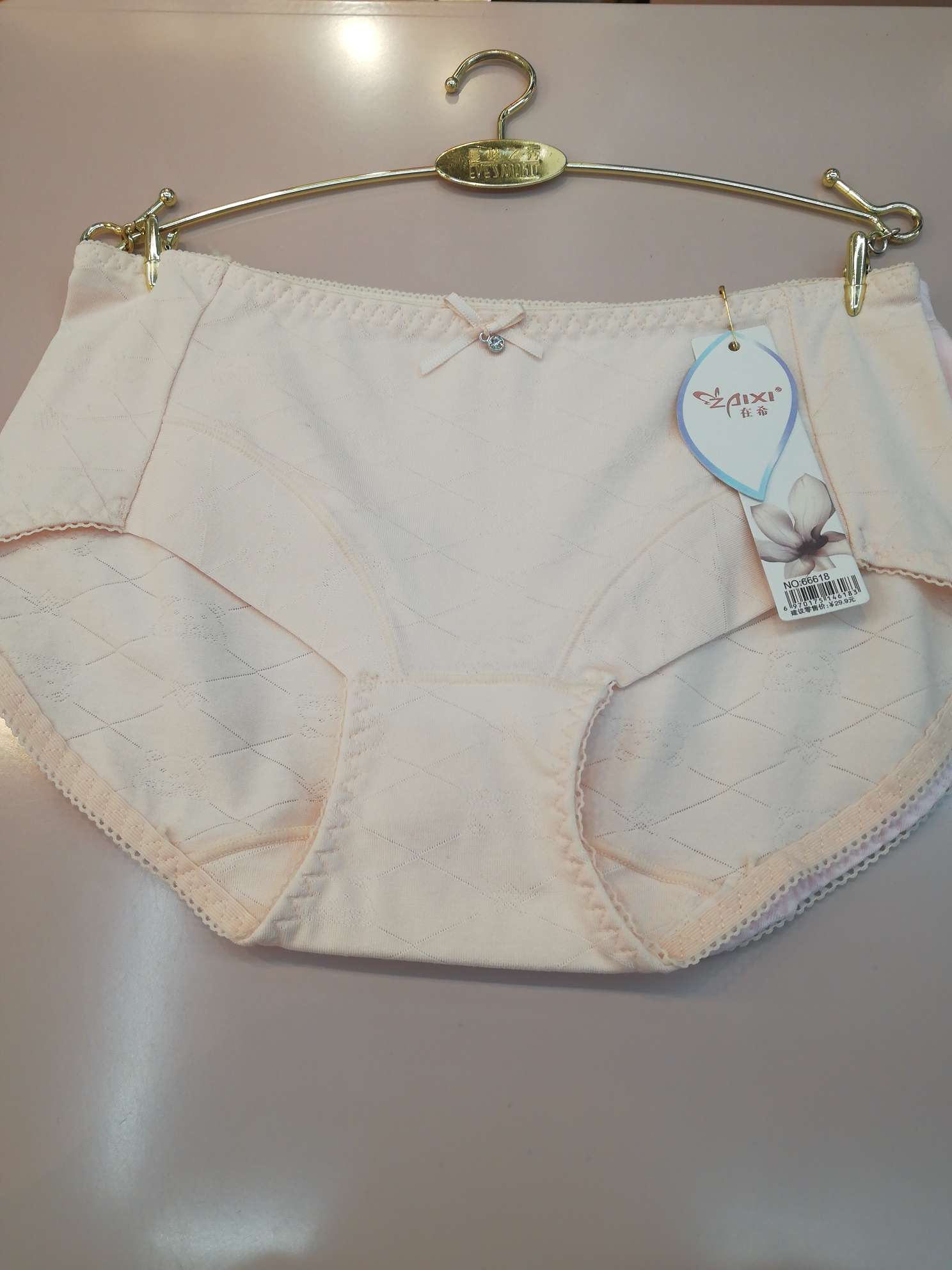 The girl's pants are pink in color details Picture