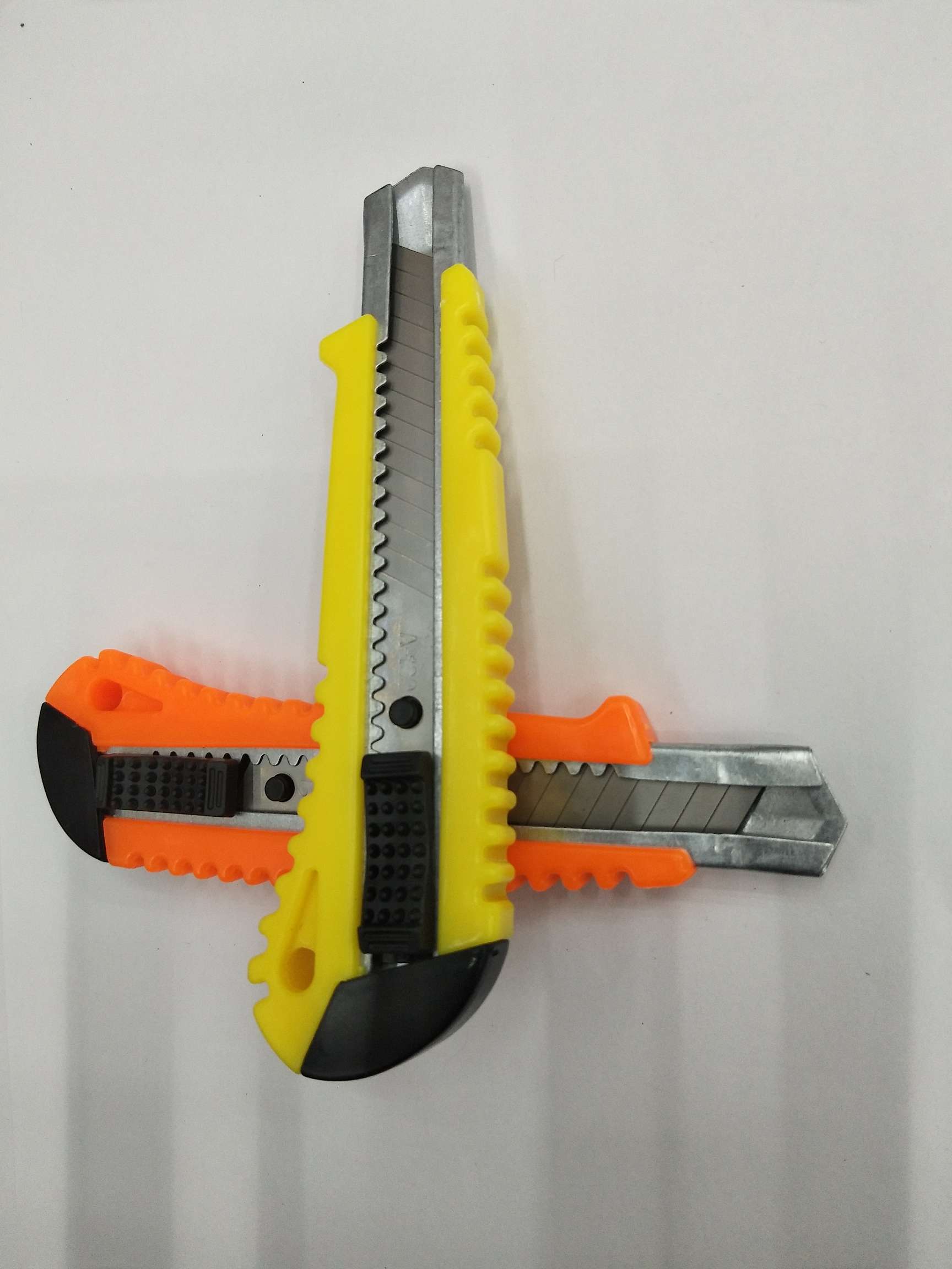 Scissors, utility knives, woodworking knives, paper cutters, letter openers, 15.5cm x 5.5cm, 60 pieces per box, 480 pieces per box, volume 0.11 cubic meters Application Scenario