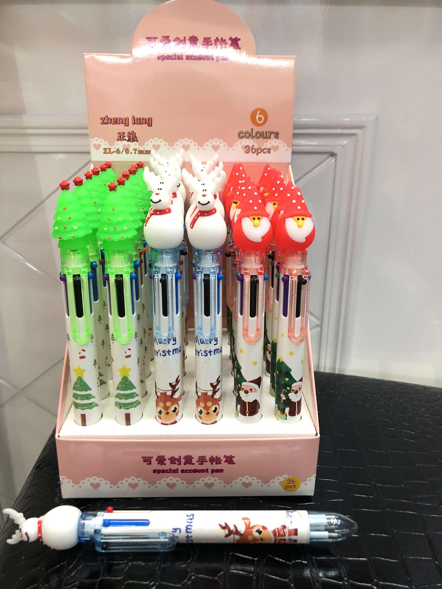 Christmas pens have many colors