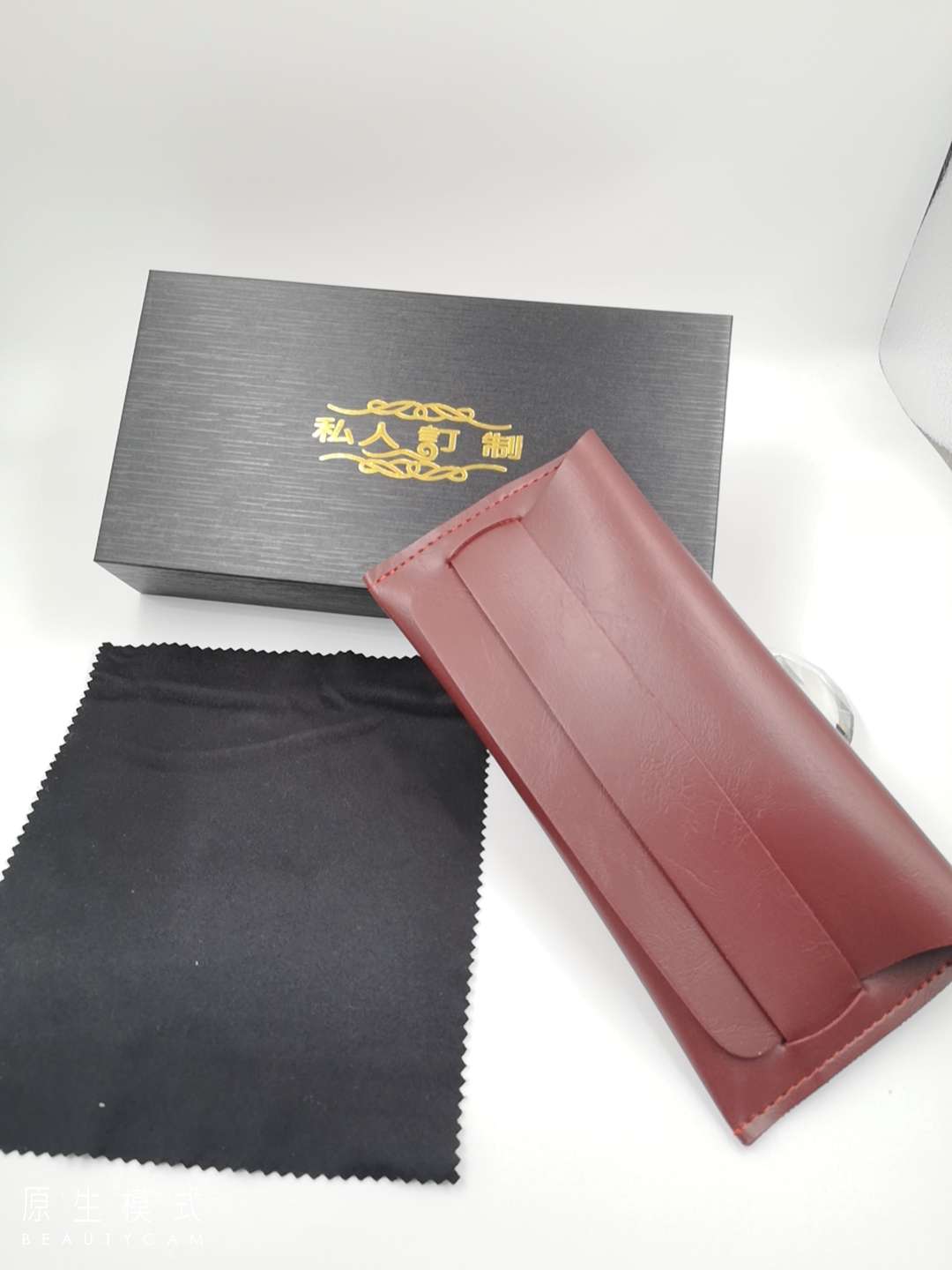 Fashionable soft-padded eyeglass case, sunglasses, leather bag undefined