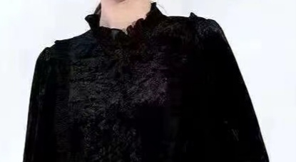 This pure black cashmere inner garment features a stylish floral collar and cuffs that are both loose and see-through. The slightly loose and transparent cashmere spandex makes it comfortable and sexy to wear details Picture