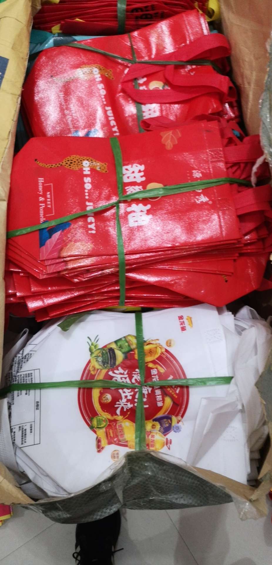 Non-woven fabric shopping bags, eco-friendly printing of advertising bags, PP woven bags, supermarket shopping bags.