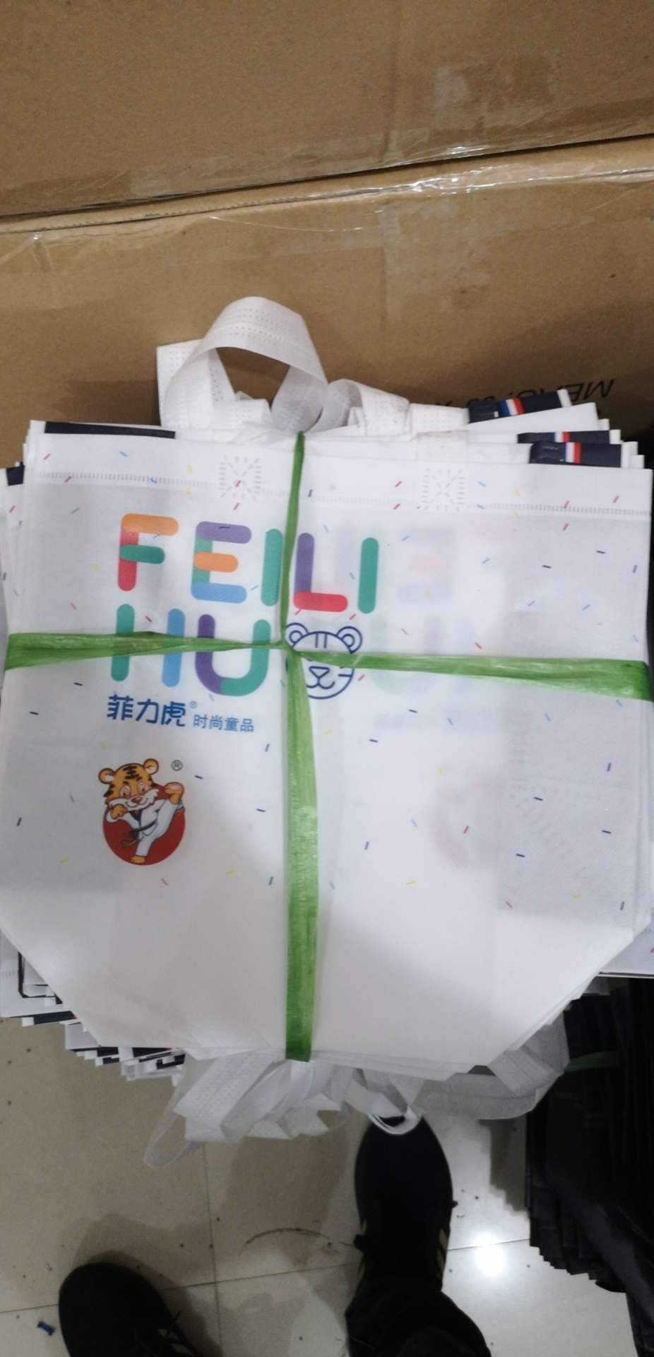 Non-woven fabric, environmentally friendly printing for shopping bags and advertising bags full figure