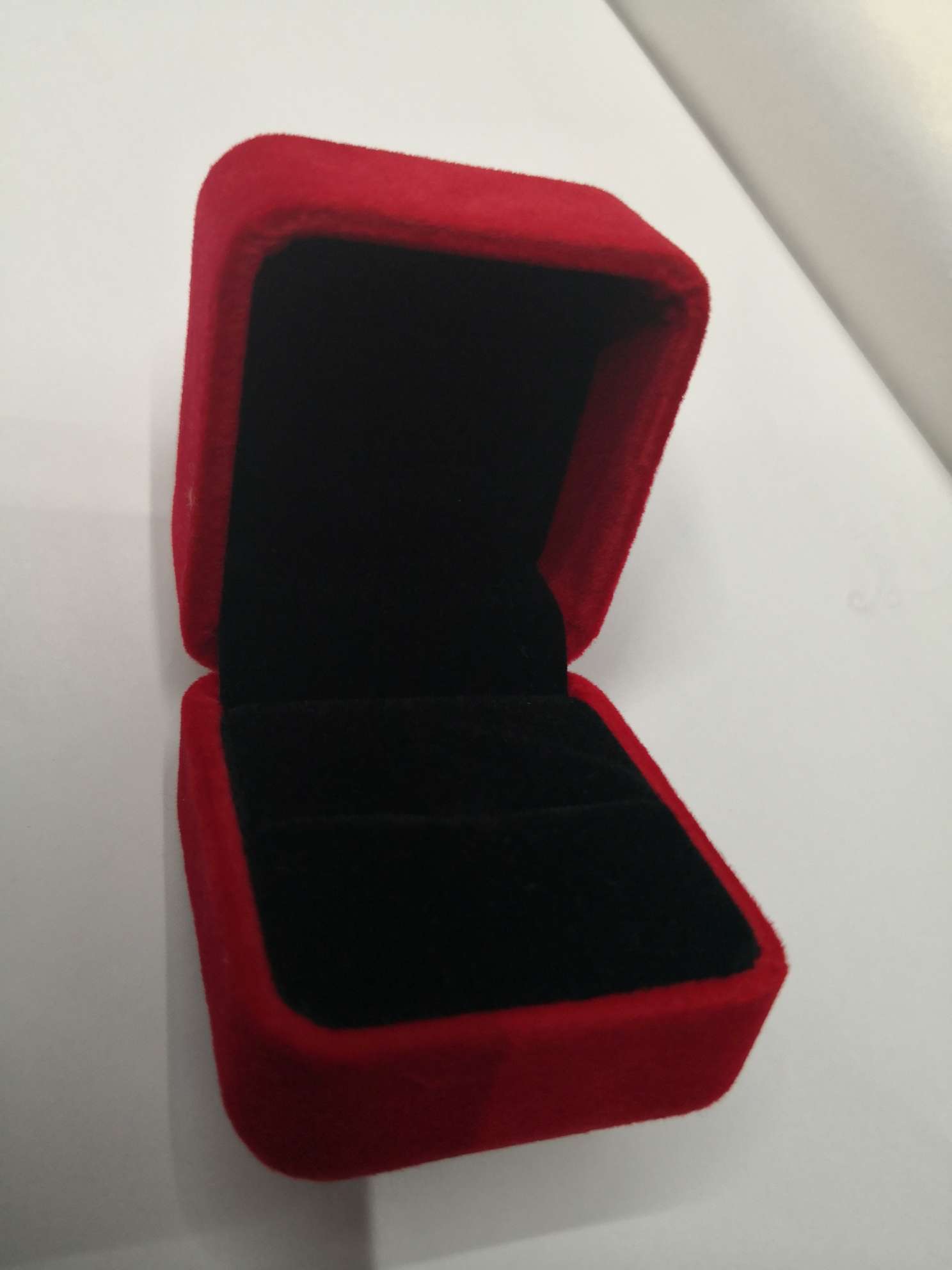 红色绒布戒指盒