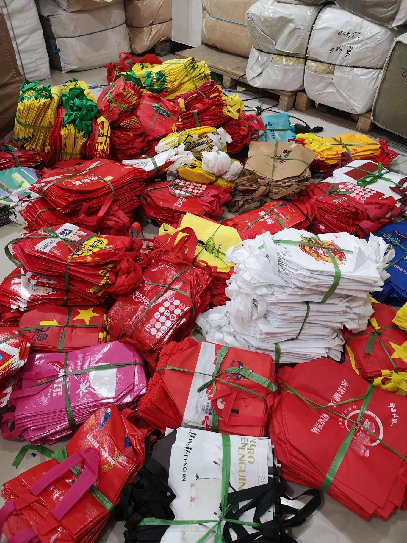 Non-woven fabric shopping bags, advertising bags with environmentally friendly printing, PP woven bags, supermarket shopping bags full figure