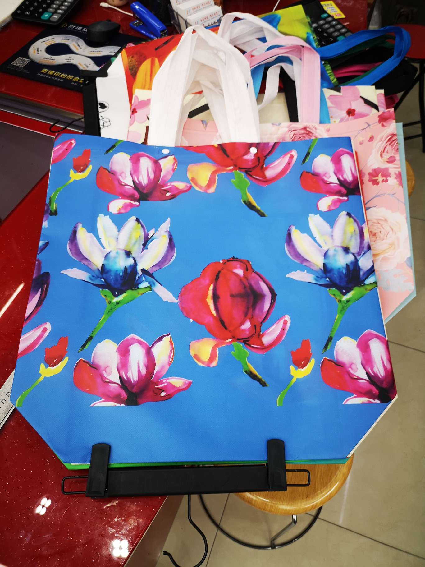Non-woven fabric shopping bags, advertising bags with environmentally friendly printing, PP woven bags, supermarket shopping bags.