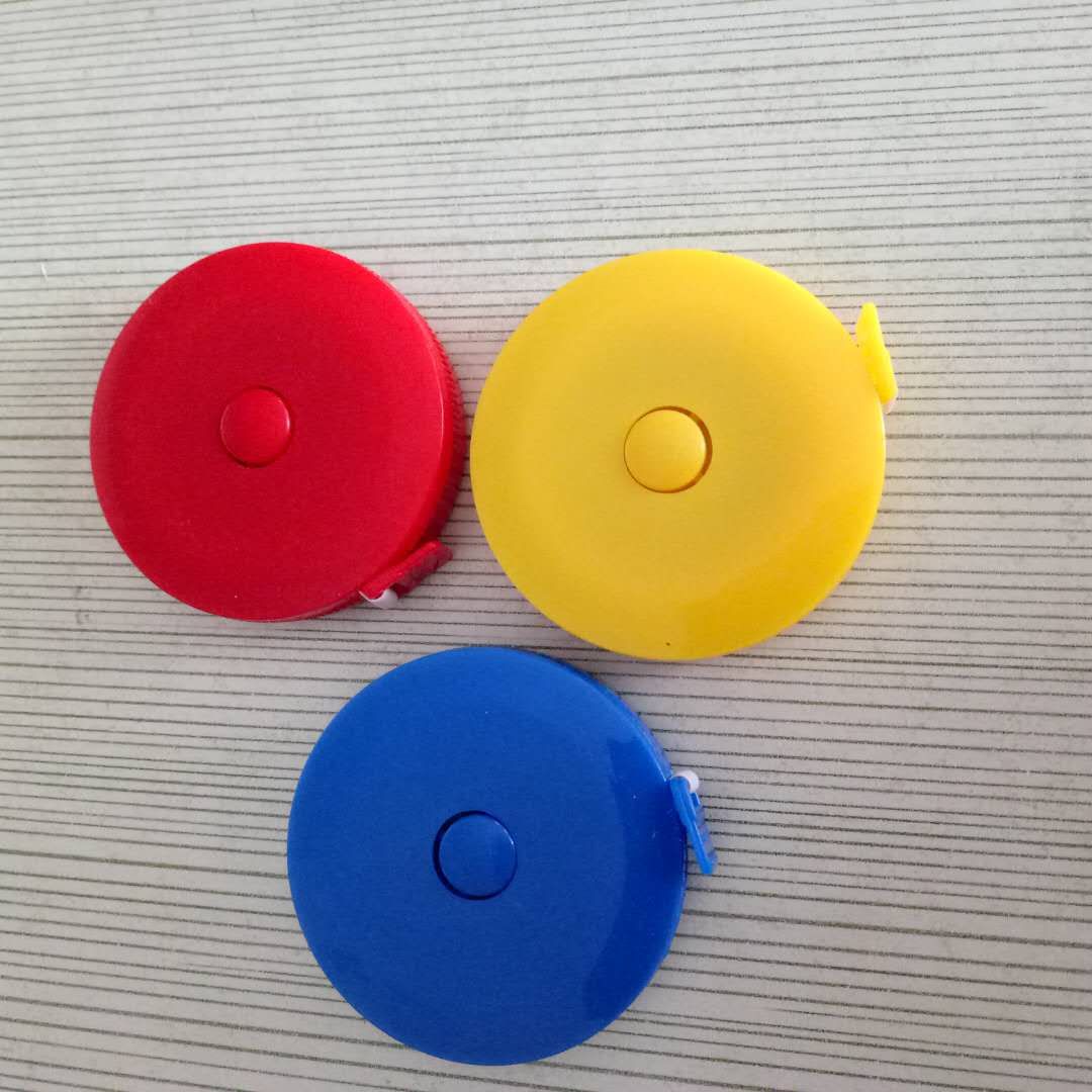 本店有新款带眼睛圆形小皮卷尺，款式漂亮，可以做各种赠送品，款式众多，欢迎新老客户来店下单或线上与线下下单都可以。详情图3