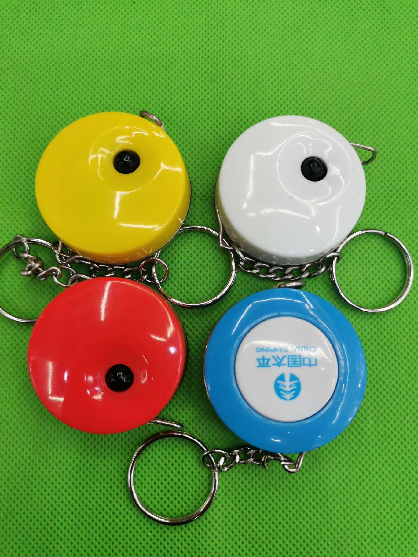 本店有新款带眼睛圆形小皮卷尺，款式漂亮，可以做各种赠送品，款式众多，欢迎新老客户来店下单或线上与线下下单都可以。