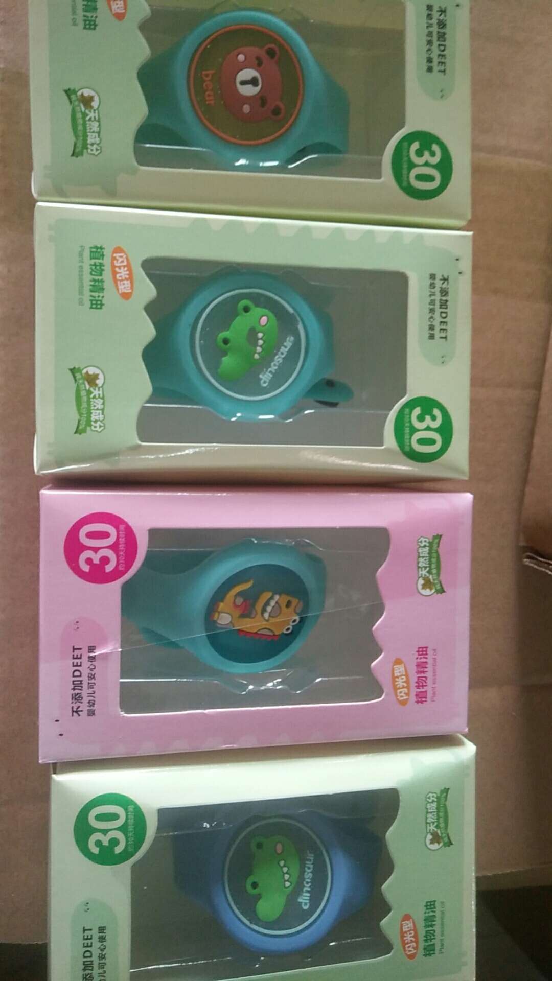 本店有驱蚊产品驱蚊表会发光，各式款式很多，款式颜色可以按客人随便选，量大从优，欢迎新老客户线上与线下或者来店面订购。详情图12