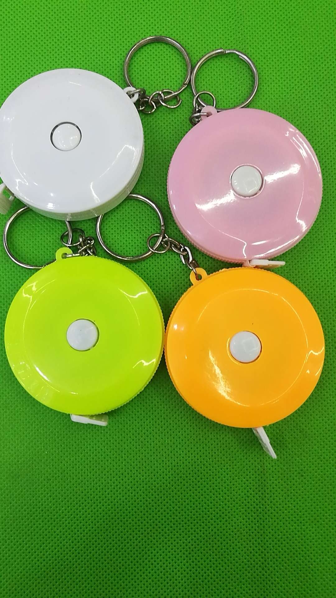 本店有新款带眼睛圆形小皮卷尺，款式漂亮，可以做各种赠送品，款式众多，欢迎新老客户来店下单或线上与线下下单都可以。详情图5