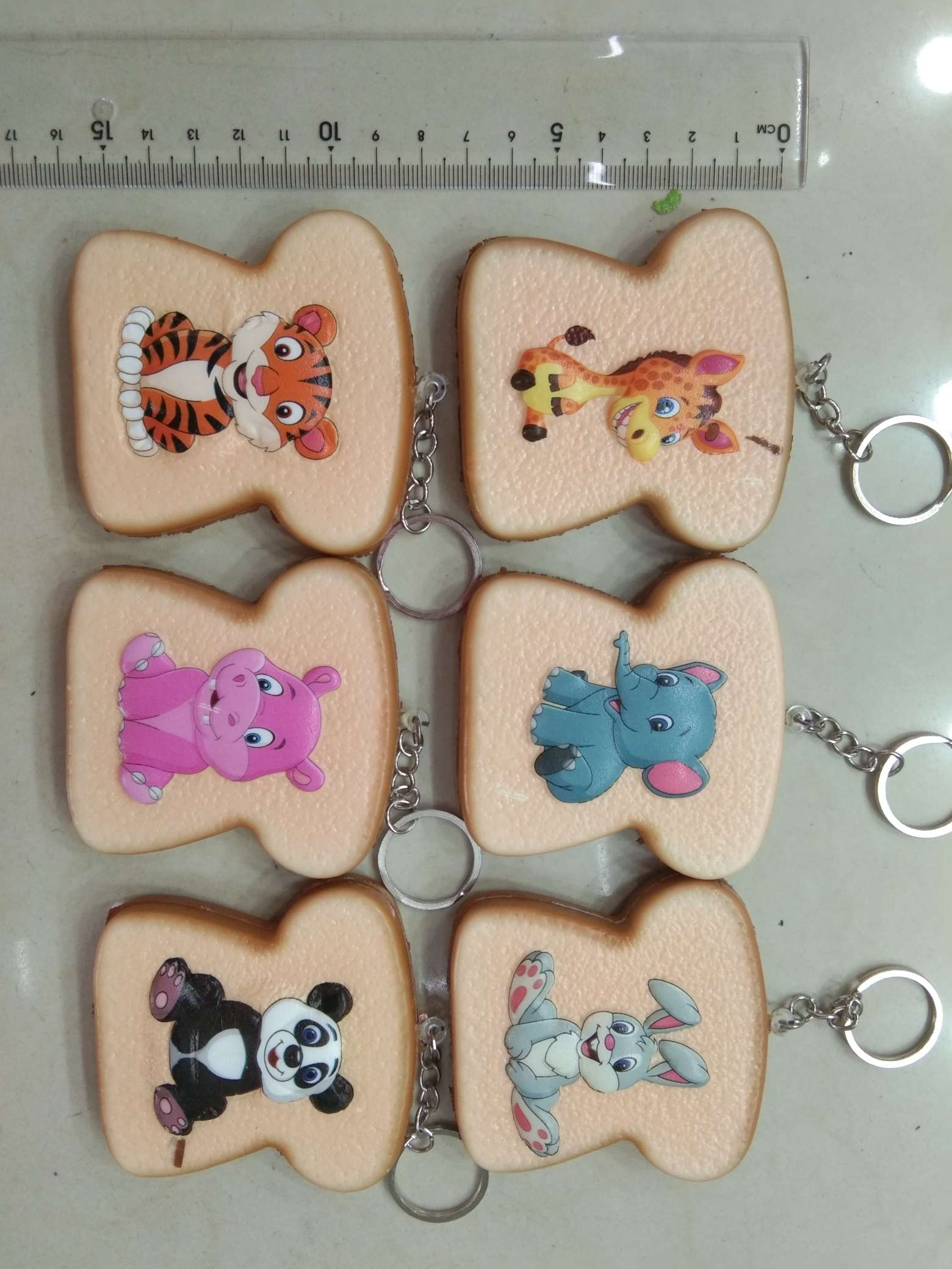 面包片，每个面包上面都有图案，图案上面都是小动物，很可爱