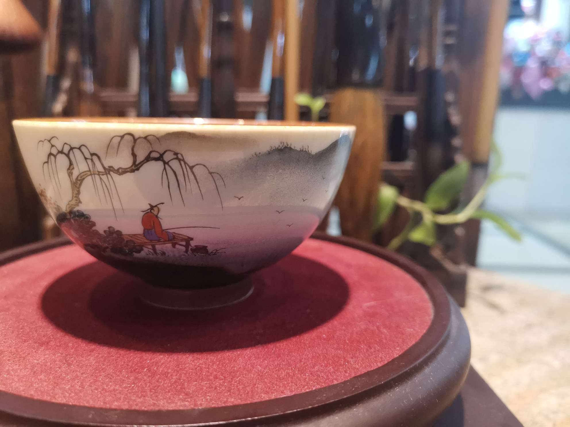 汝瓷系列老人垂钓茗杯山水画手绘画杯细节图