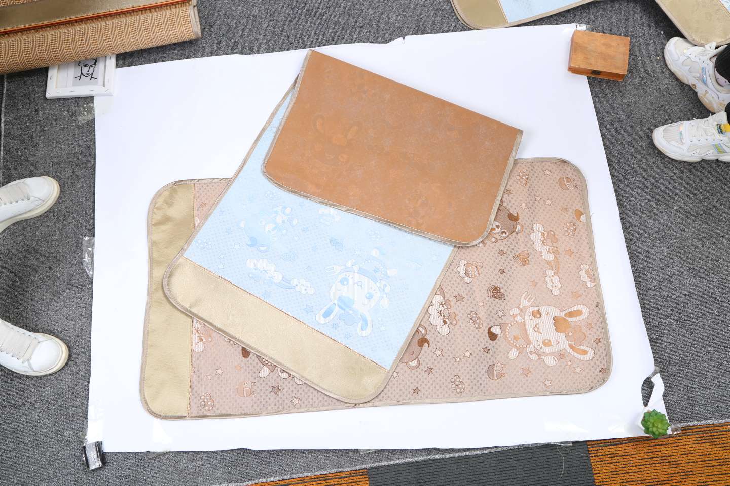 优质纯天然环保镜面两面冰丝小卡通竹席白底实物图