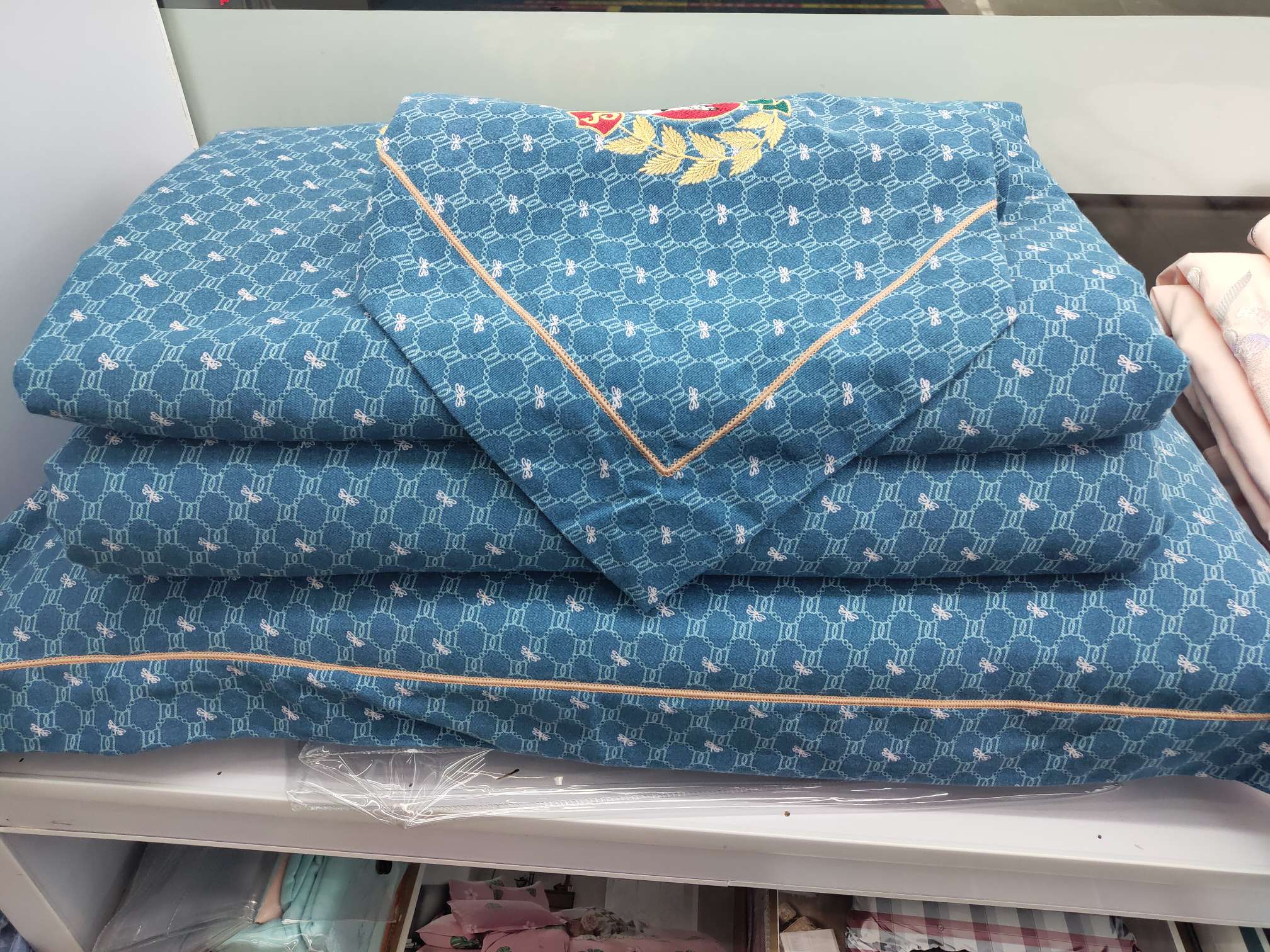 The manufacturer wholesals all kinds of four-piece bedding sets, including new pure cotton four-piece sets
