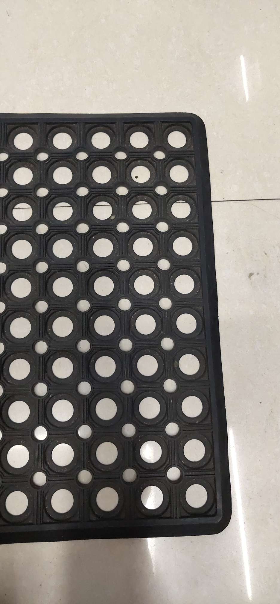 Non-Slip Hole Mat Application Scenario