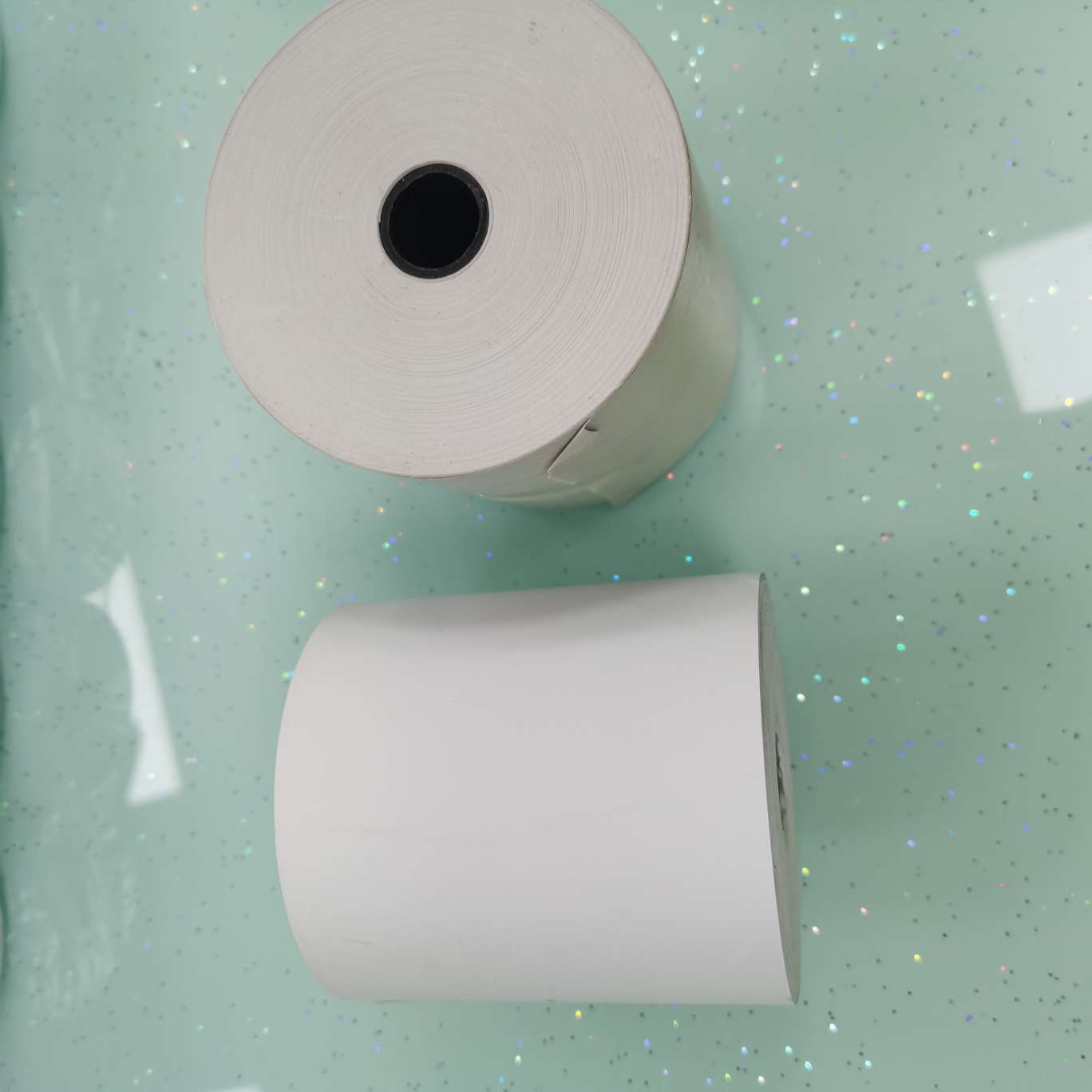 热敏纸，有57*40.57*50，57*60，80*60，80*70，80*80，用在超市收银机上，可以直接打印出来，方产品图