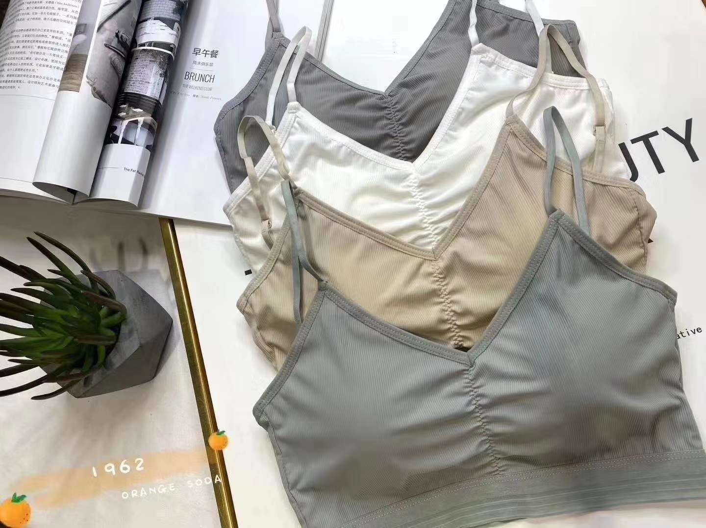 【枫之欣】1962🧡
黑色、姜黄、奶白、浅咖啡、浅绿色