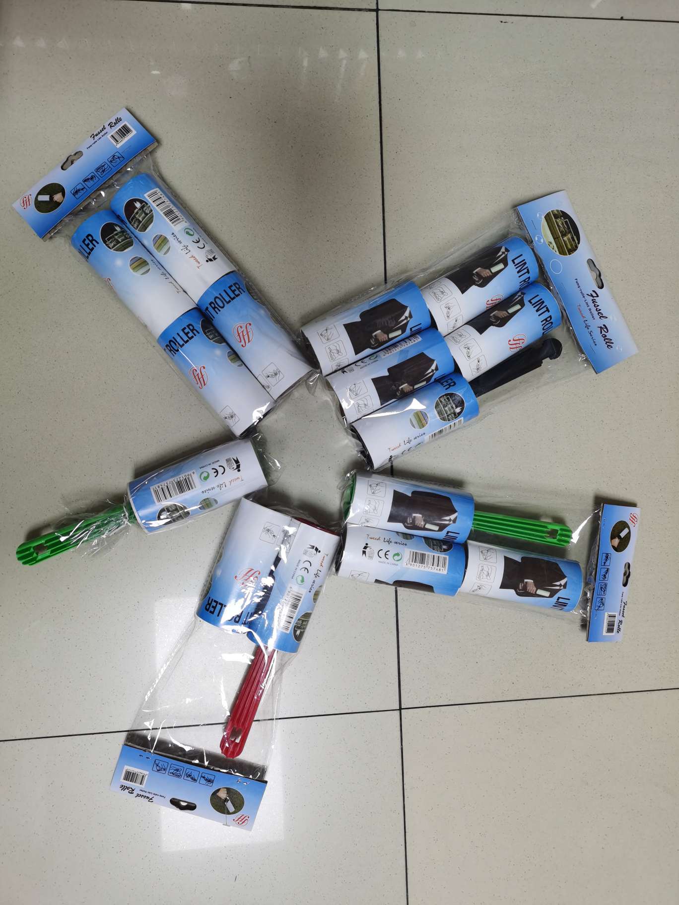 粘衣棒胶带，可粘衣服上的毛毛，脏东西，有10~40片不等，每片中间易拉。