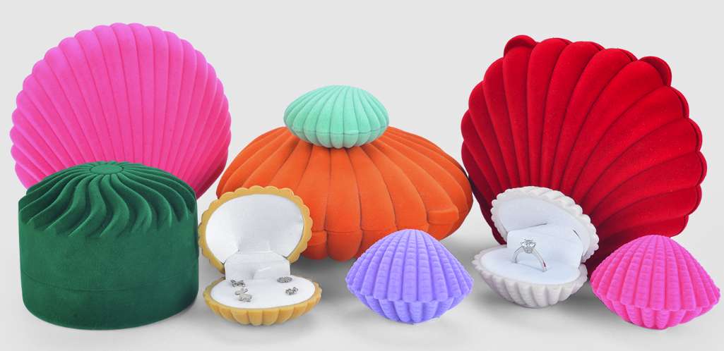 A set of flocked shell boxes, rings, pendants, bracelets, watches, and suits
