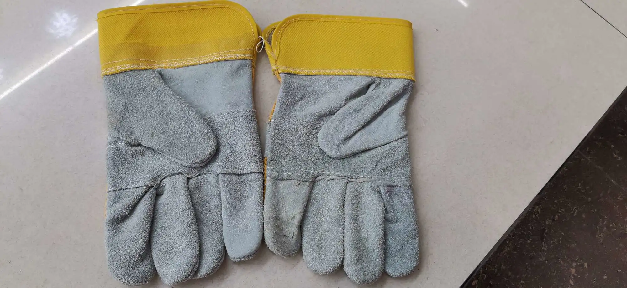Cowhide work gloves detail image 1